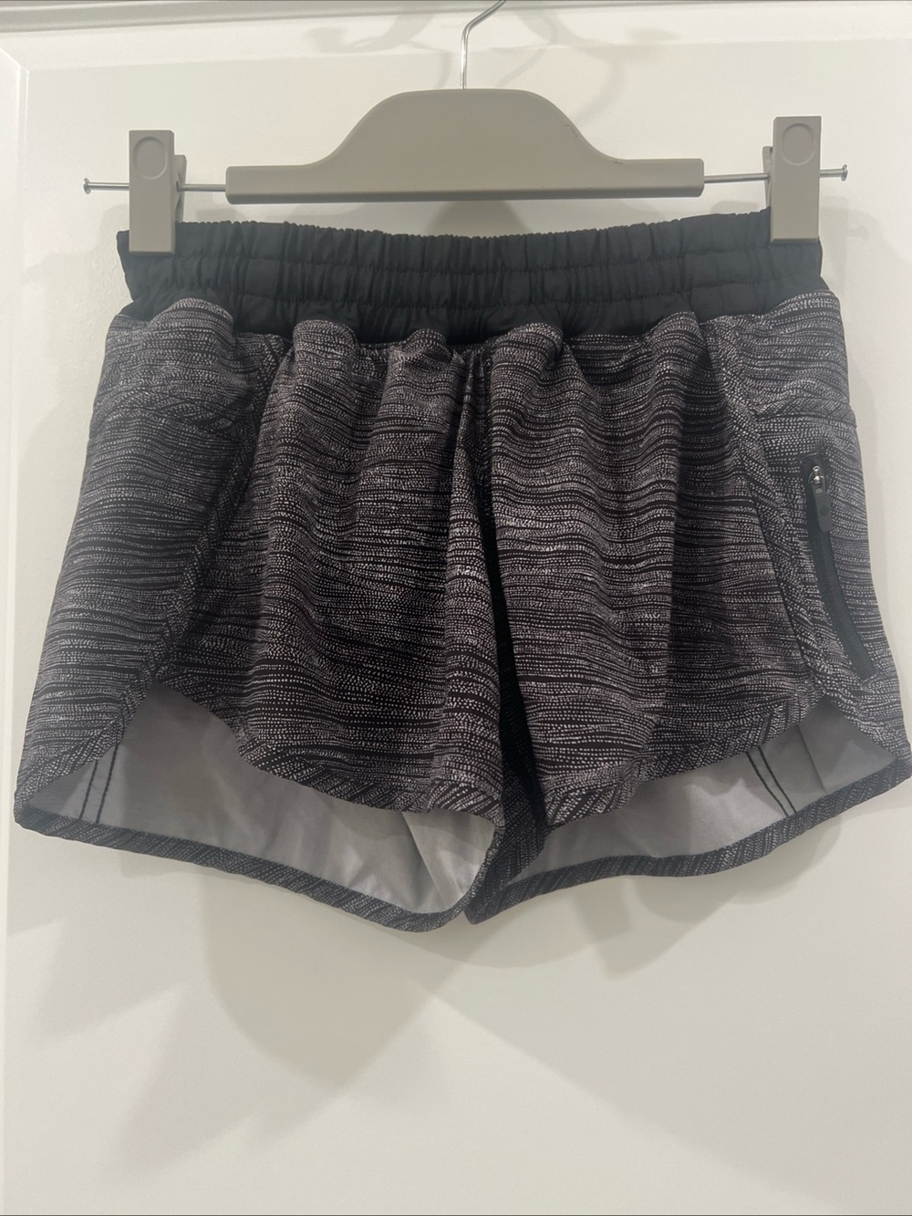 Lululemon athletic shorts built in liners black/ white sz.4 3.5” inseam